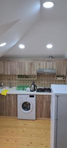 Kuchyň nebo kuchyňský kout v ubytování Hasanovs Villa