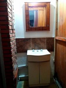 y baño con lavabo y espejo. en Alquiler Temporario en Villa Cura Brochero