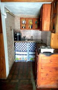 una pequeña cocina con fregadero y encimera en Alquiler Temporario en Villa Cura Brochero