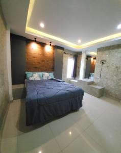 Postel nebo postele na pokoji v ubytování Loft House Resort Pattaya