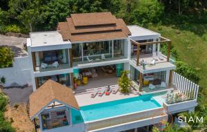 een uitzicht op een huis met een zwembad bij Jungle Beach Villa in Nathon Bay