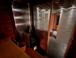 蓬卡哈尤的住宿－Välituvan lomamökit，小房间设有床和镜子