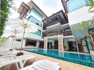une image d'une maison avec une piscine dans l'établissement Goldenbell Hotel Chiangmai, à Chiang Mai