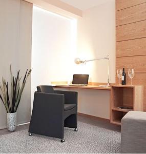 ein Büro mit einem Schreibtisch mit Laptop und einem Stuhl in der Unterkunft Hof31 in Hilchenbach