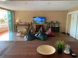 TV a/nebo společenská místnost v ubytování Tharapark View Hotel - SHA Plus
