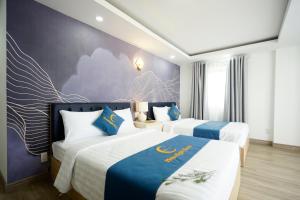 Giường trong phòng chung tại Moonlight Nha Trang Hotel