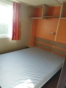 Posteľ alebo postele v izbe v ubytovaní mobil home 6 personnes, proche d'Europa Park et Rulantica