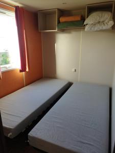 Posteľ alebo postele v izbe v ubytovaní mobil home 6 personnes, proche d'Europa Park et Rulantica