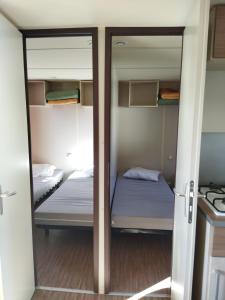 Poschodová posteľ alebo postele v izbe v ubytovaní mobil home 6 personnes, proche d'Europa Park et Rulantica