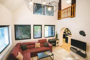uma sala de estar com um sofá e uma lareira em Dream holiday at Balaton lake em Balatonlelle
