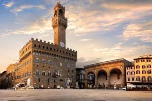 un edificio con una torre dell'orologio sopra di La Musa di via Dante a Firenze