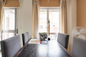 una sala da pranzo con tavolo e sedie in legno di Rafaela Guest House a Málaga