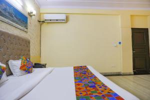 Postel nebo postele na pokoji v ubytování FabHotel HM Palace