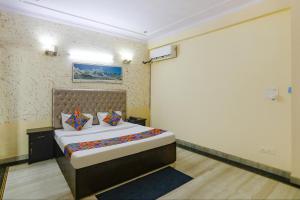 ノイダにあるFabHotel HM Palaceの部屋の中に大きなベッドがある寝室