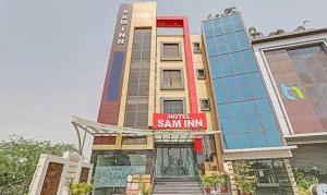 un edificio con una señal delante de él en FabHotel Sam Inn, en Lucknow