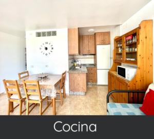 kuchnia ze stołem, krzesłami i lodówką w obiekcie Yánez Sweet Apartment 312 Playa delInglés Maspalomas w mieście Playa del Ingles