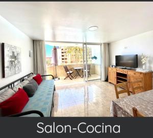 salon z niebieską kanapą i telewizorem w obiekcie Yánez Sweet Apartment 312 Playa delInglés Maspalomas w mieście Playa del Ingles