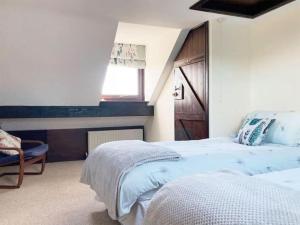 1 dormitorio con 2 camas y ventana en The Smithy en Richmond