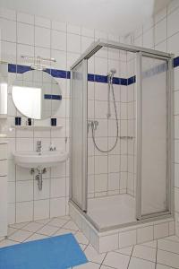 La salle de bains est pourvue d'une douche et d'un lavabo. dans l'établissement Haus Weisse Möwe Weisse Möwe 3, à Cuxhaven