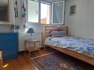 1 dormitorio con 1 cama, vestidor azul y ventana en To MEROS 1, en Selianitika