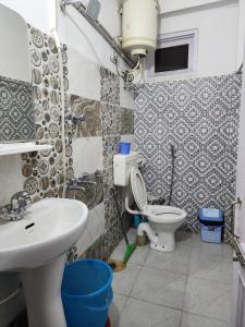 Woodzo Kasol في Jari: حمام مع مرحاض ومغسلة