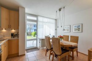 eine Küche und ein Esszimmer mit einem Tisch und Stühlen in der Unterkunft Haus Essen Essen 5 in Cuxhaven