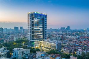 Holiday Inn Express Shunde Daliang, an IHG Hotel في شوند: وجود عمارة طويلة في مدينة