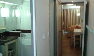 Łazienka z umywalką i drzwiami do pokoju w obiekcie APPARTEMENT CAP ESTEREL CLIMATISE VUE MER w mieście Agay - Saint Raphael