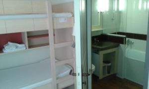 mała łazienka z umywalką i łóżkiem piętrowym w obiekcie APPARTEMENT CAP ESTEREL CLIMATISE VUE MER w mieście Agay - Saint Raphael