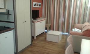 Kuchnia lub aneks kuchenny w obiekcie APPARTEMENT CAP ESTEREL CLIMATISE VUE MER