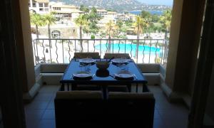 Basen w obiekcie APPARTEMENT CAP ESTEREL CLIMATISE VUE MER lub w pobliżu