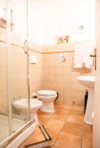 een badkamer met een toilet en een wastafel bij La Maison d'Etrusque in Tarquinia