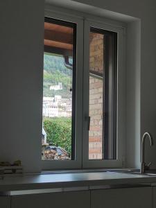 a kitchen window with a view of a building at La casetta al Teatro Romano in Gubbio