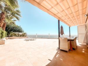 Balkón nebo terasa v ubytování Villa Julia, First Line, 3 Bedrooms, Stunning Ocean View and Pool in Callao Salvaje