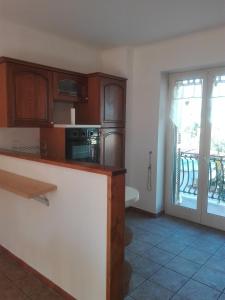A kitchen or kitchenette at A Santy's House 1piano-no lift-shuttle a pagamento-raggiungibile a piedi aeroporto-fermata bus fiera di roma a 3 minuti-air condiz ed extra bed FOR A FEE A PAGAMENTO