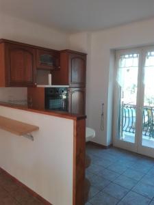 a kitchen with a counter and a door to a patio at A Santy's House 1piano no lift no shuttle solo parcheggio in strada 5 minuti da fermata bus per da fiera di roma nessun pasto no meal, air condiz ed extra bed FOR A FEE A PAGAMENTO in Fiumicino