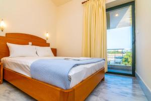 Postel nebo postele na pokoji v ubytování Orestis Hotel Sea View Apartments
