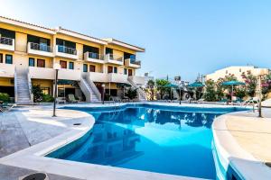 basen przed hotelem w obiekcie Orestis Hotel Sea View Apartments w Stalós