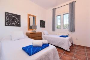 A bed or beds in a room at Familia Még 5 kép