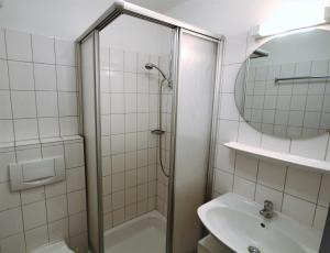 uma casa de banho com um chuveiro e um lavatório. em Haus Elbe 1 Haus Elbe 1 - Wohnung 38 em Cuxhaven