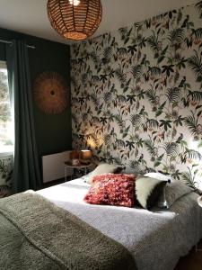 O Douceurs Sucrées Cabourg في كابورغ: غرفة نوم مع سرير وورق جدران