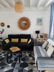O Douceurs Sucrées Cabourg في كابورغ: غرفة معيشة مع أريكة وطاولة