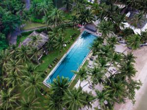 象島的住宿－Utalay Koh Chang Villas，棕榈树泳池的顶部景色