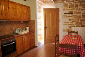 una cocina con mesa y una cocina con mesa y mesa en Petra-Mare 2, en Triopetra