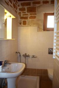 y baño con lavabo y aseo. en Petra-Mare 2, en Triopetra