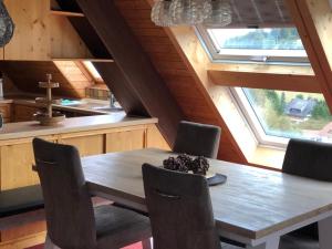 - une salle à manger avec une table et des chaises en bois dans l'établissement Haus Gretel, à Feldberg