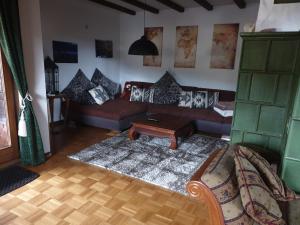 - un salon avec un canapé et une table dans l'établissement Haus Gretel, à Feldberg