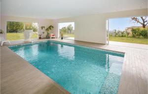 ラ・ゴードにあるStunning Home In La Gaude With 4 Bedrooms, Indoor Swimming Pool And Swimming Poolの家の中の青い水の大きなスイミングプール