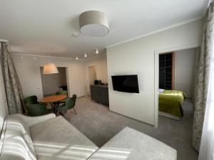 Telewizja i/lub zestaw kina domowego w obiekcie Hotel Radetzky