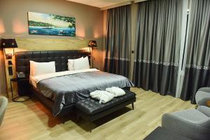 um quarto com uma cama, um sofá e uma cadeira em Kerthill Hotel em Istambul